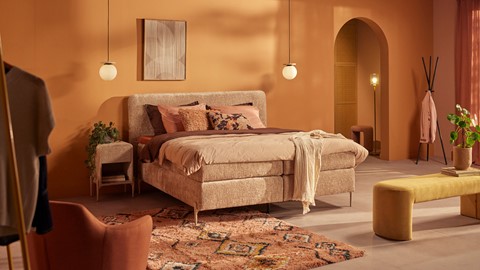 een bed in een kamer