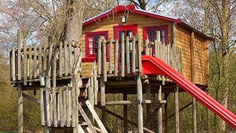 Een huis met een glijbaan