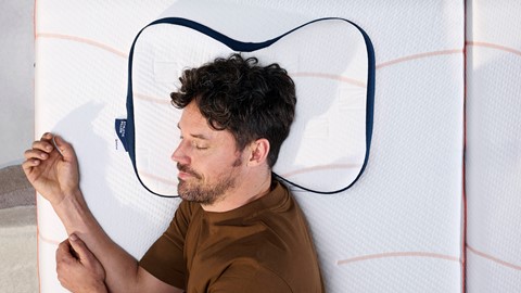 Man ligt op Athletic Pillow van M line