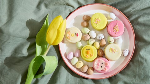 Een bord met koekjes en snoep