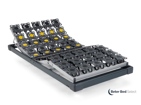 een metalen frame met zwarte en gele wielen