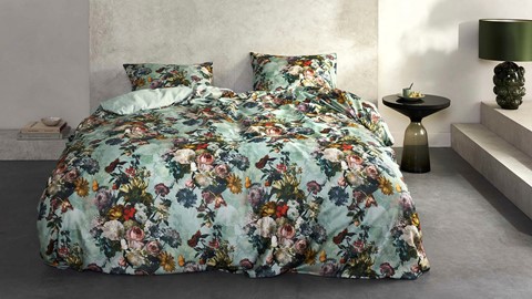 een bed met een bloemendekbed