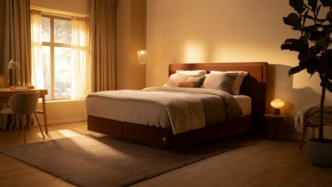 een bed met een licht dat op de muur schijnt