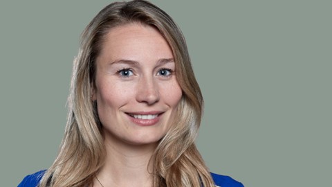 Een vrouw met blond haar glimlachend