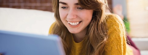 vrouw achter laptop