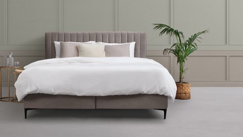 een bed met een plant in een mand