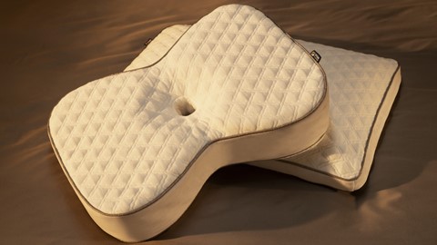 Een kussen op een bed