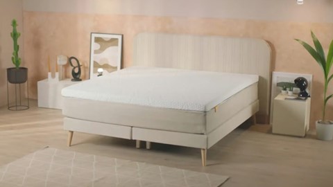 een bed met een witte matras