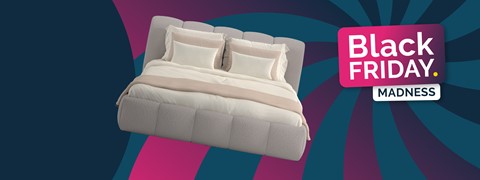 een bed met kussens erop