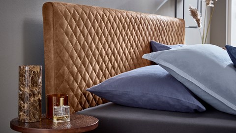 Een close-up van een bed