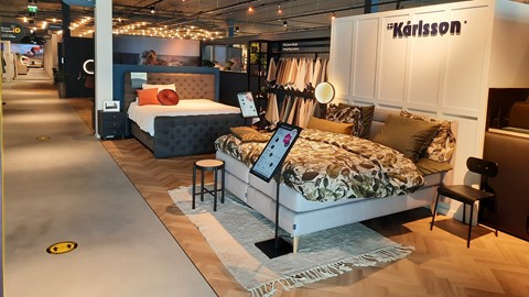 een slaapkamer met verlichting en tapijt