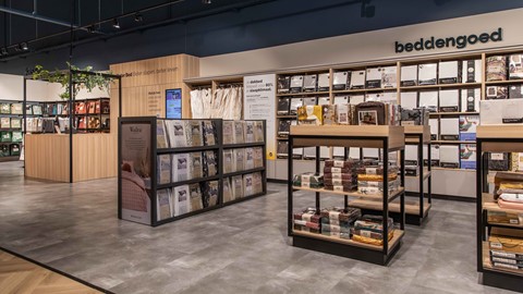 een winkel met planken met dekens en dekens
