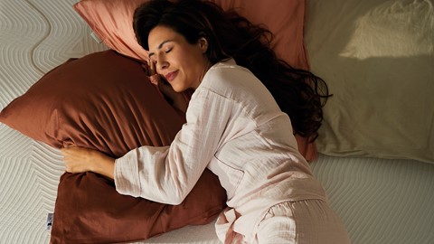 Een vrouwenslaap op een bed
