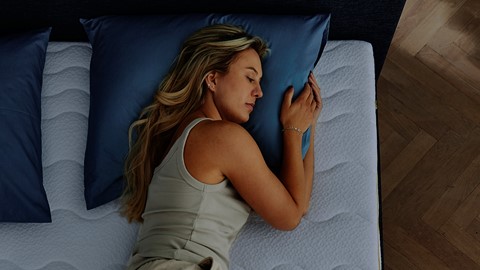 Een vrouw liggend op een bed