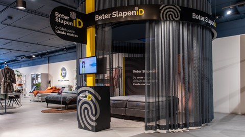 een kamer met een bed en een tv