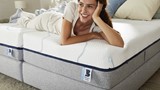 Een vrouw liggend op een matras