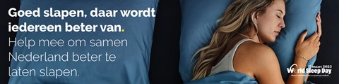 Een vrouw die in bed ligt met een telefoon