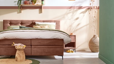 een slaapkamer met een bed en een kleed