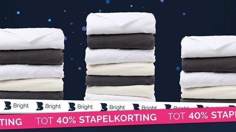 een stapel opgevouwen kleding