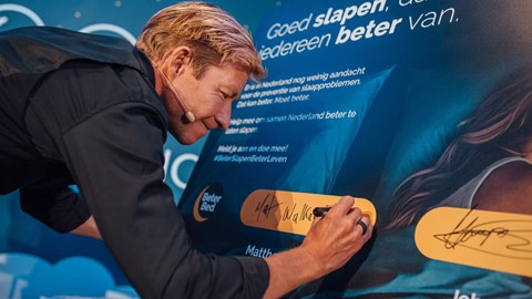 Een man die op een teken schrijft