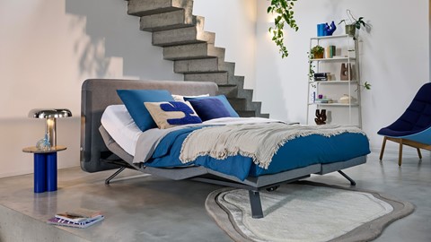 een bed met een bedframe en een trap