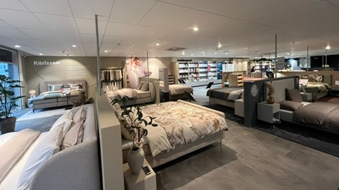 een kamer met bedden en een boekenkast