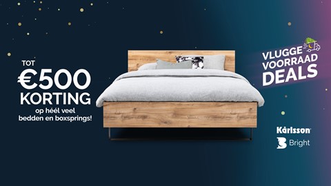 Een bed met een houten frame