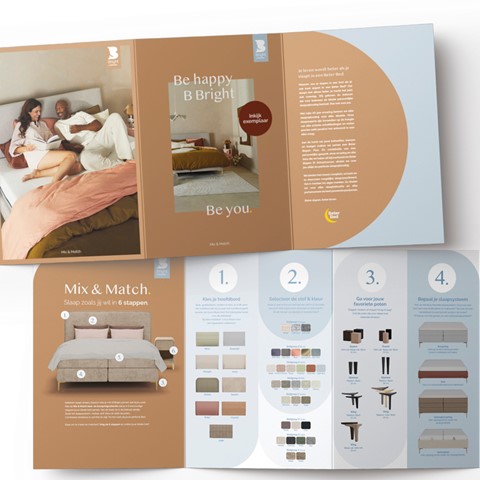 een brochure met een paar vrouwen liggend op een bed