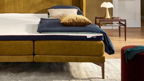 een bed met kussens erop