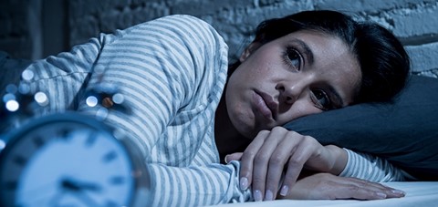 Een vrouw liggend op een bed