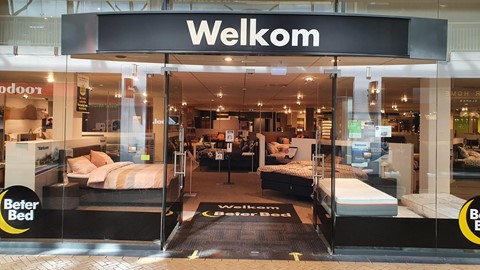 een etalage met matrassen en matrassen