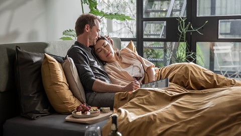 Een man en een vrouw die op een bank zitten