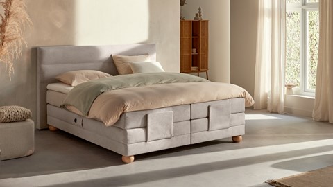 Beige elektrisch verstelbare boxspring in slaapkamer