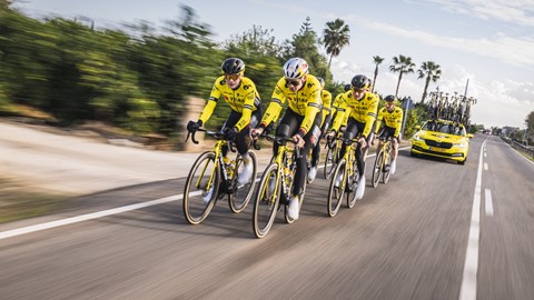 Topsporters M line aan het wielrennen