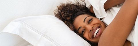 Een vrouw die op een bed ligt