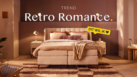 Een bed met kussens en een tapijt