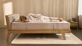 Een vrouw liggend op een bed