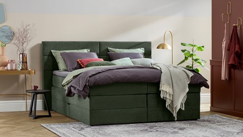 een bed met een bedframe