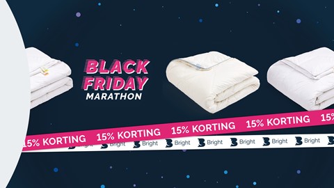 een witte deken en roze lint