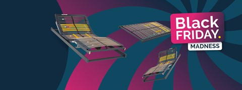 Een groep stoelen met latten