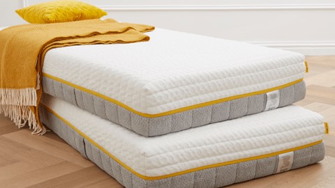 een stapel matrassen op een houten vloer