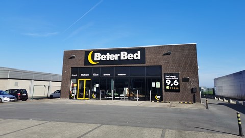 een gebouw met een uithangbord op de voorkant