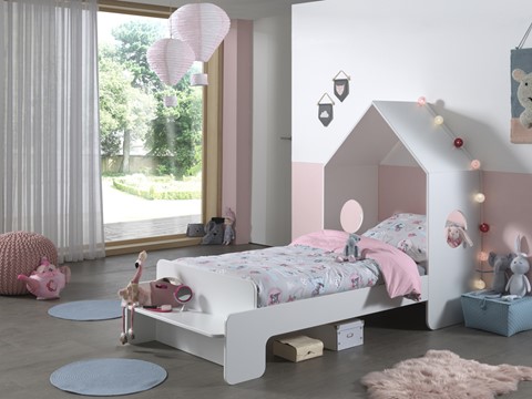 een slaapkamer met een bed en roze en witte muren