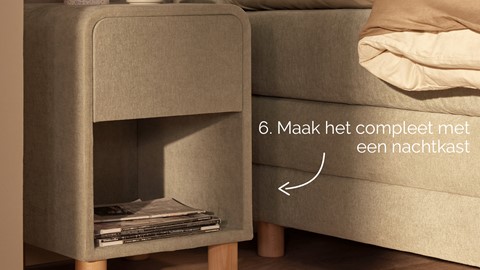 een bijzettafel met een tijdschrift en een koffiekopje erop