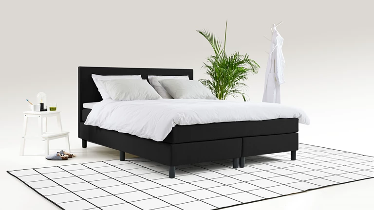 Slaapkamer met bed en planten