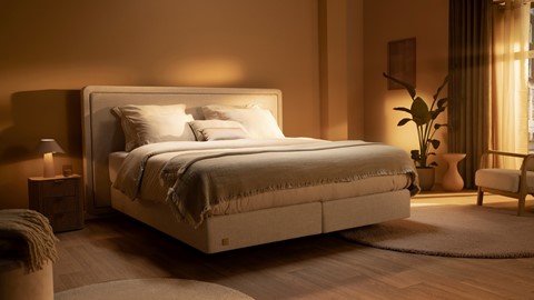 Een bed in een kamer