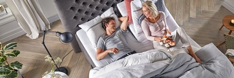 Man en vrouw op elektrische boxspring