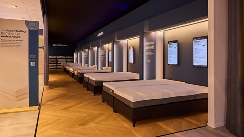 een kamer met bedden en een houten vloer