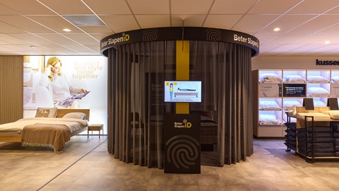 een kamer met een bed en een tv