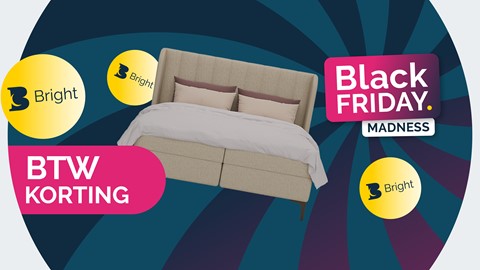 een bed met kussens en een blauw-gele achtergrond